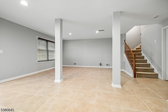 Building Photo - 10 Conklin Ct