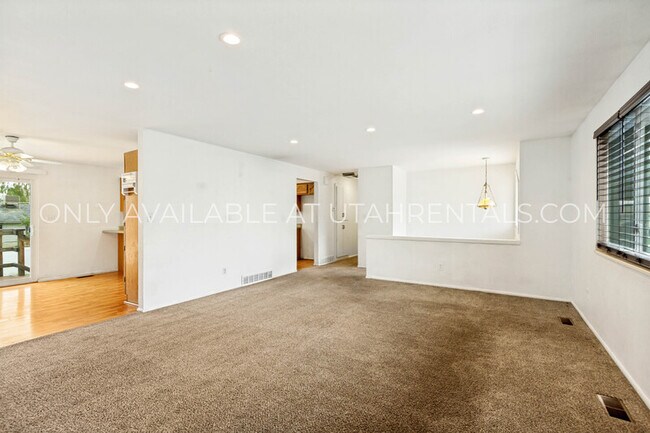 Building Photo - 262 1165 N