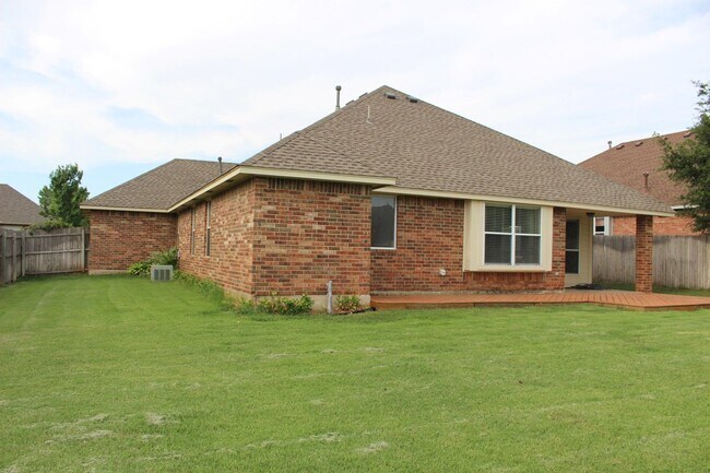 Building Photo - 1913 Del Simmons Dr