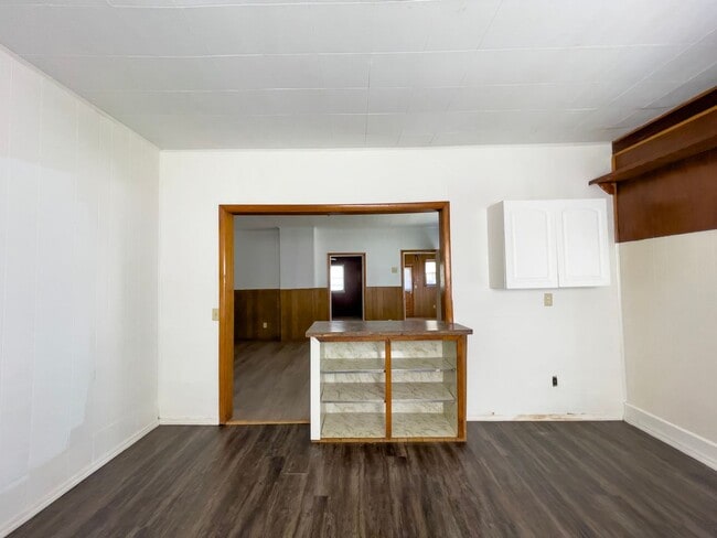 Building Photo - Recently Renovated