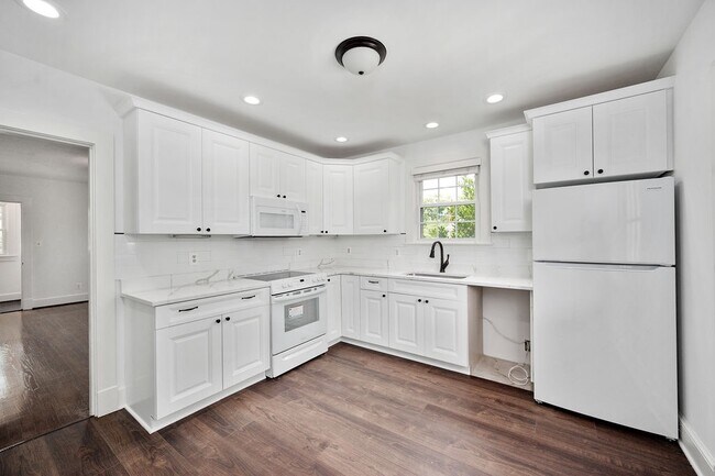 Building Photo - 819 Weedon St