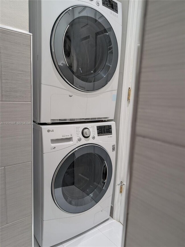 Building Photo - 6061 Collins Ave