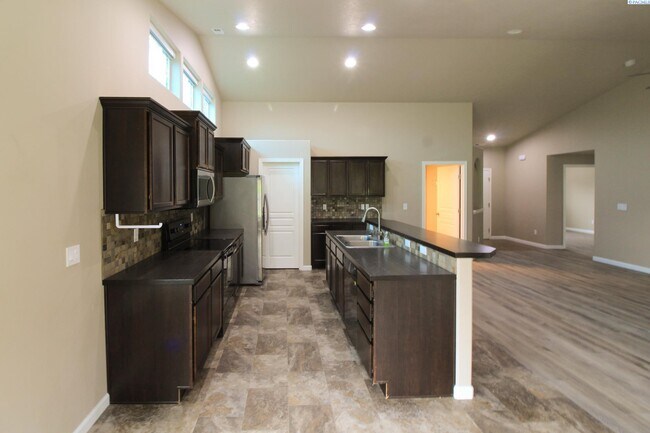 Building Photo - 3 bedroom, 2 bath home in Pasco