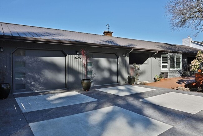 Building Photo - One Of A Kind Freeland Home with Two Seper...