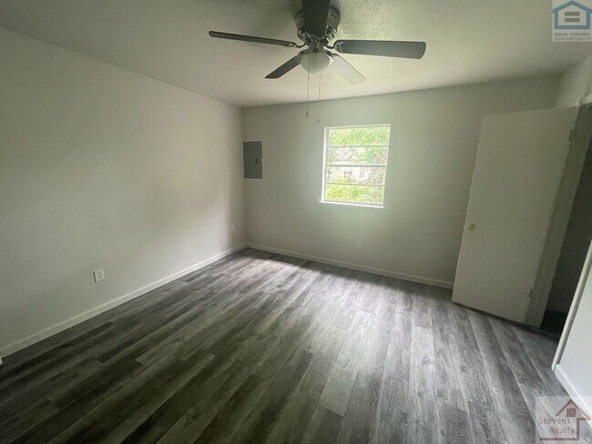 Building Photo - 1502 NW Kingsbury Ave