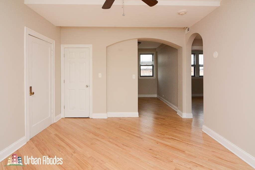 Building Photo - 922 N Green Bay Rd