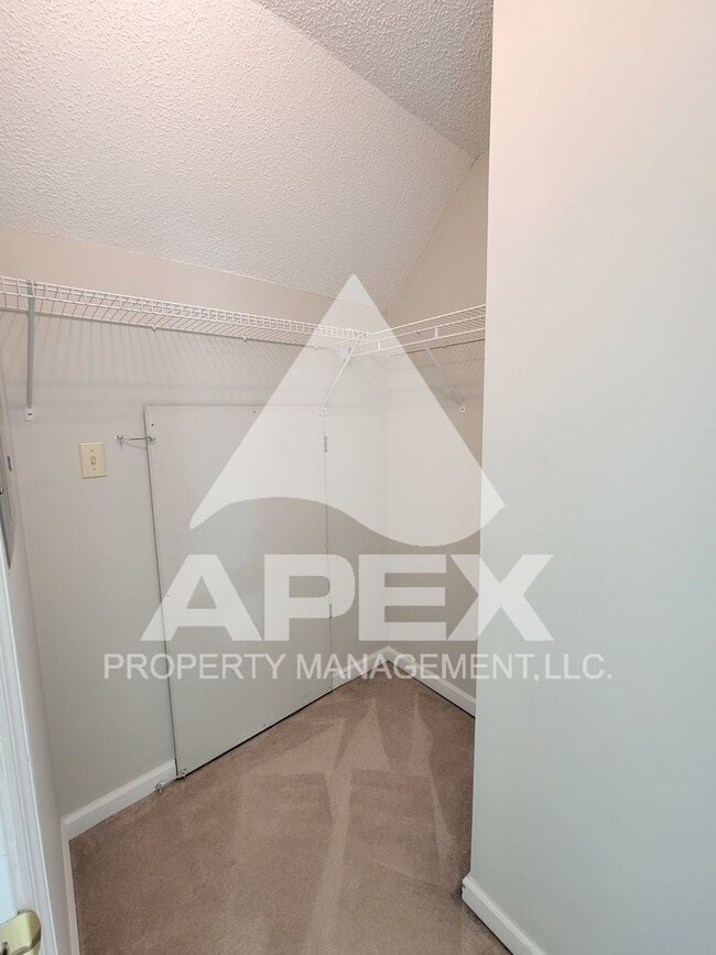 Building Photo - WEST KNOX - Spacious 2Bd/2Ba Condo in Silverbrook!