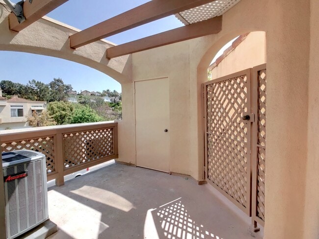 Building Photo - 28265 Via Fierro