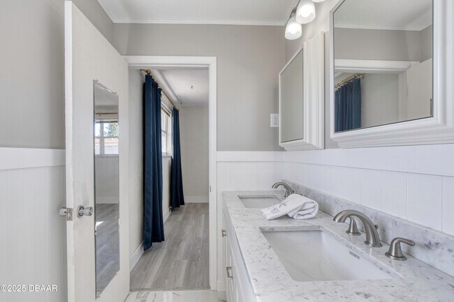 Building Photo - 3041 N Oleander Ave