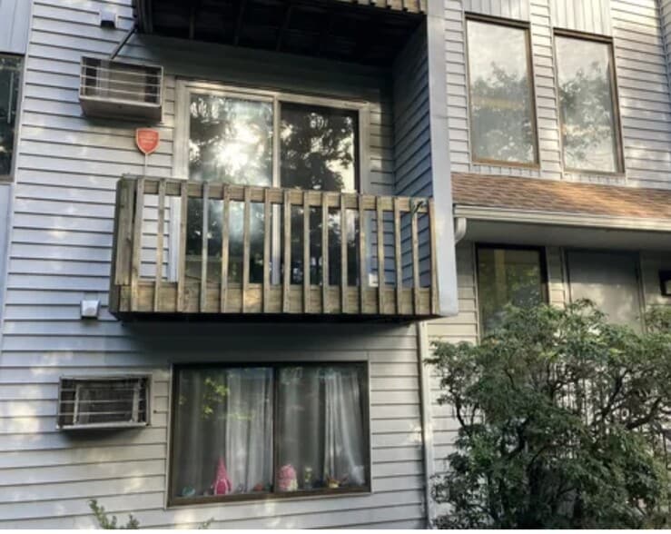 Private balcony - 23 Shirley St