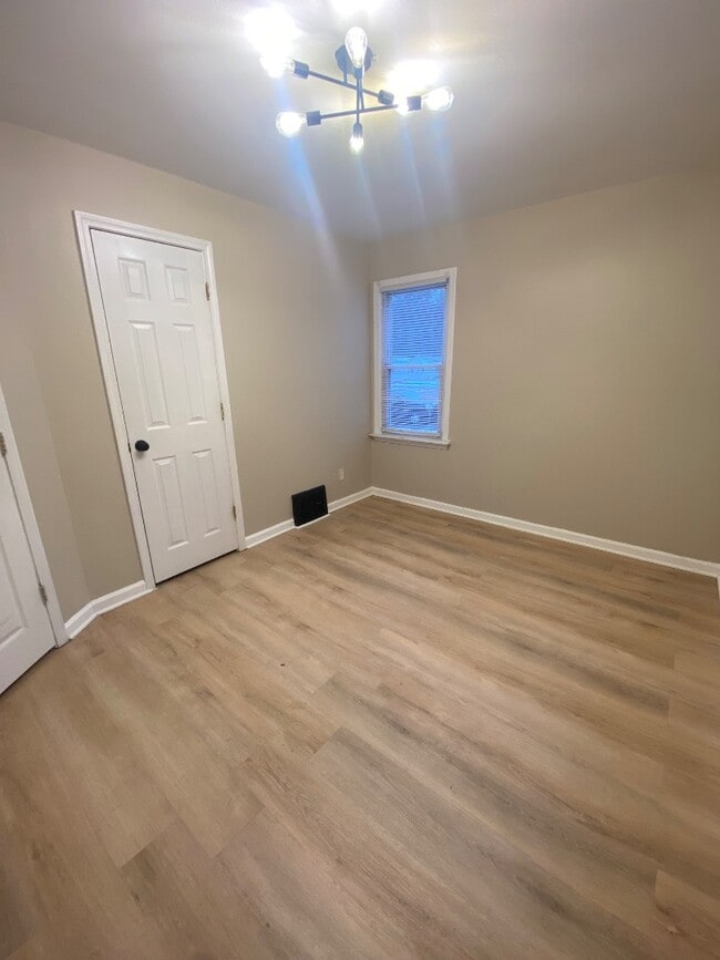 Building Photo - 829 Carson Rd