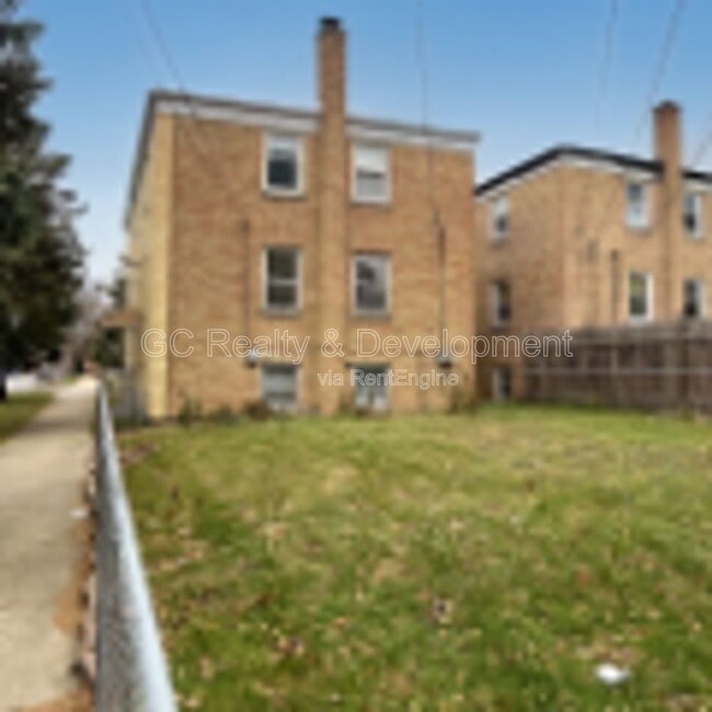 Building Photo - 2701 N Sayre Ave