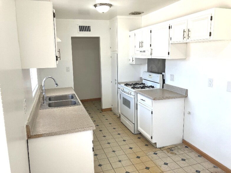 Building Photo - 1026 E Highland Ave