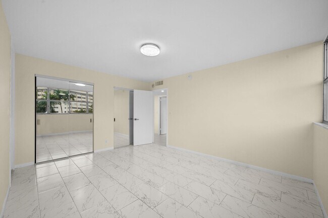 Building Photo - 100 Golden Isles Dr