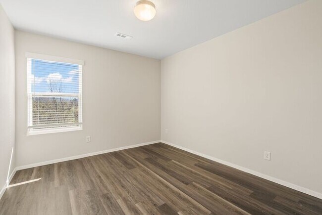 Building Photo - Discover Modern Living | Comfortable 3 Bedroom, 2.5 Bath Home with Upstairs Loft in Farmington