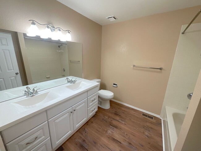 Building Photo - 5 Bedroom Home Available Near Research Pkw...