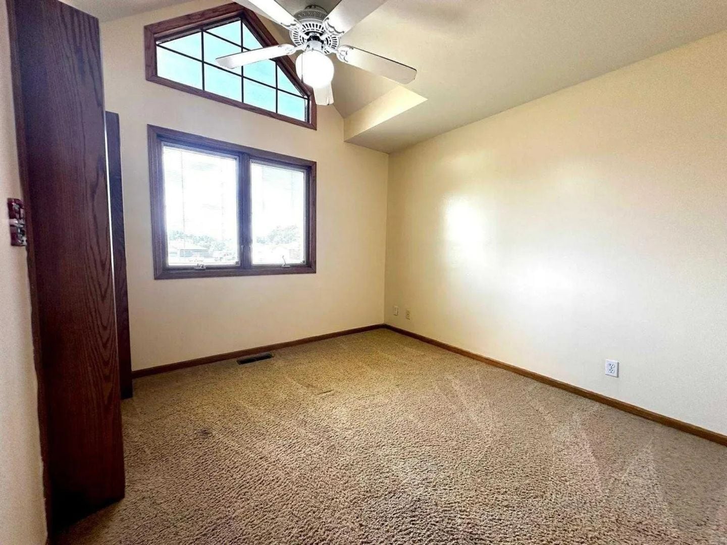 Building Photo - 3408 Lake Shore Dr