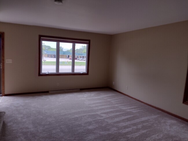 Building Photo - 1000 E Veterans Way