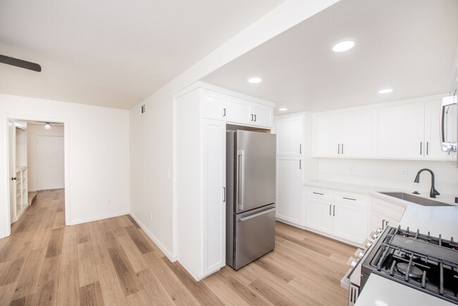 Building Photo - Remodeled Townhome