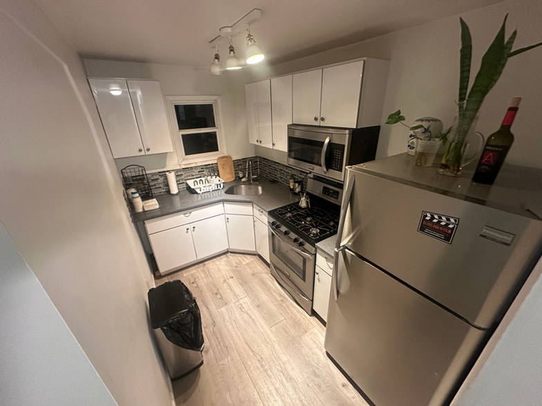 Building Photo - 188 Cornelia St