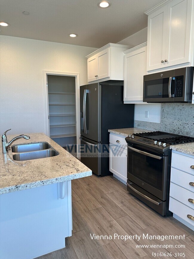 Building Photo - 1347 Larkspur Dr