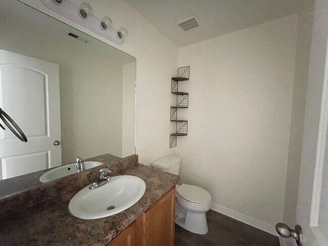 Building Photo - 4 bed 3 bath Townhome