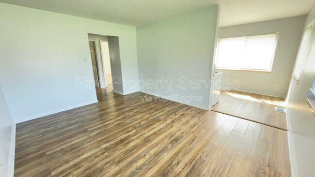 Building Photo - 400 N Clark Blvd