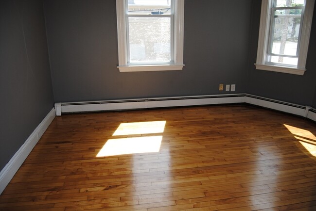 Building Photo - 137 Belmont St