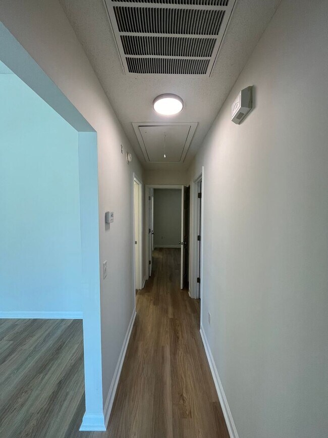 Building Photo - Move-in Ready! Charming 3 Bedroom 2 Bathro...