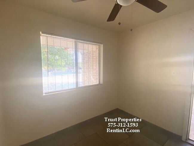 Building Photo - Super Cute 3/2 with Fridgerated AC