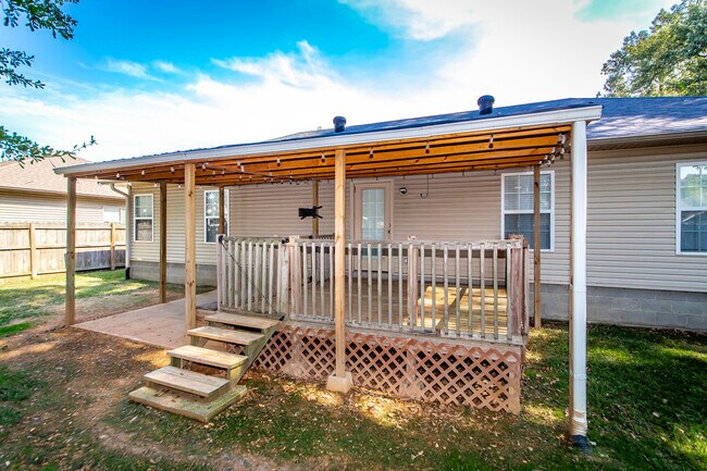 Building Photo - 31 Newcastle Dr