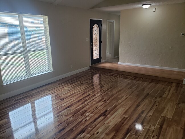 Building Photo - 2101 Deerfield Dr