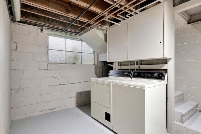 Building Photo - 2 BED / 1 BATH HOUSE NEAR CAMPUS W/ CHARMI...