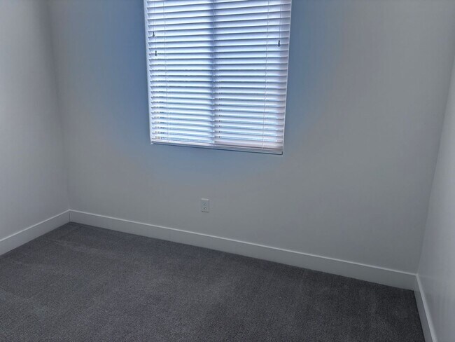 Building Photo - 3 bed | 2.5 bath single story with office