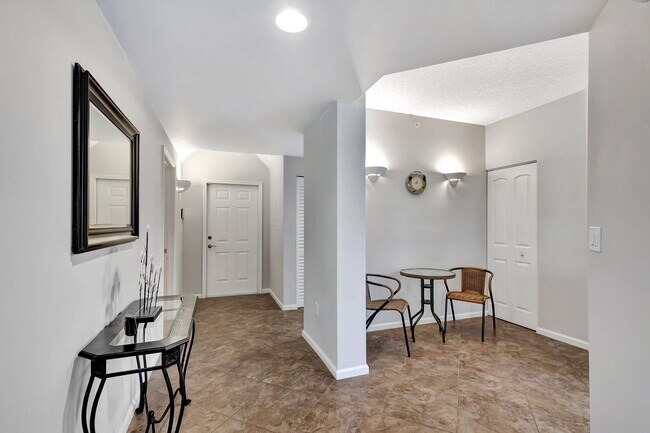 Building Photo - 300 Uno Lago Dr