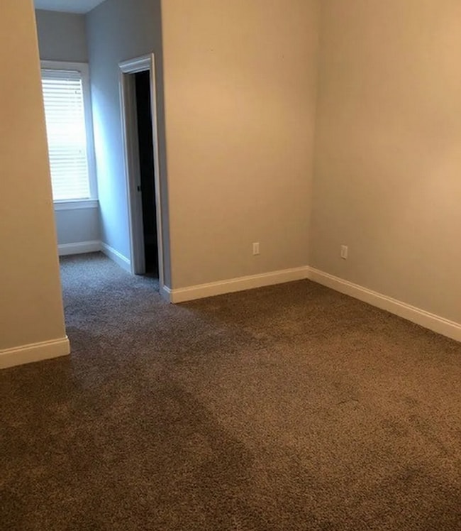 Building Photo - 4 bed/4.5 Bath
