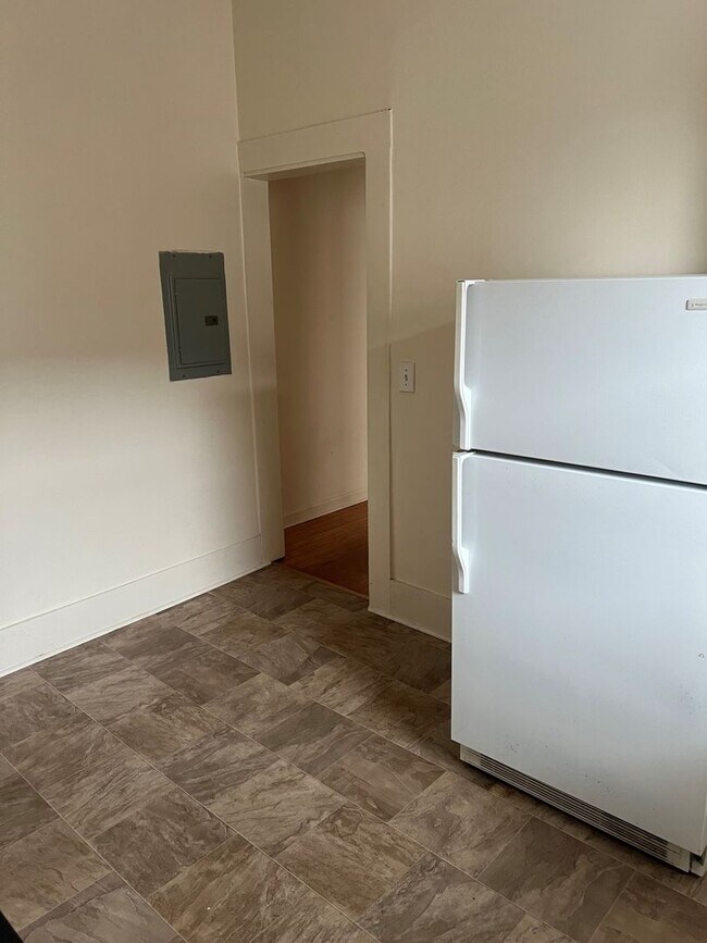 Building Photo - Nice 1 Bed 1 Bath Unit! Available Fall 2026!