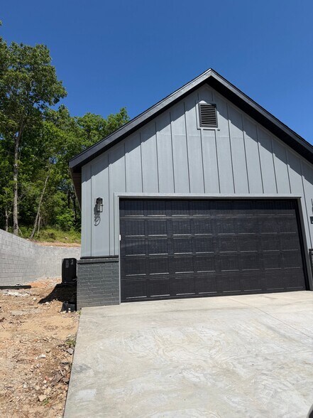 Building Photo - 11 Hillborough Ln