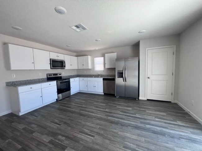 Building Photo - Near New 3BR with All Appliances close to ...