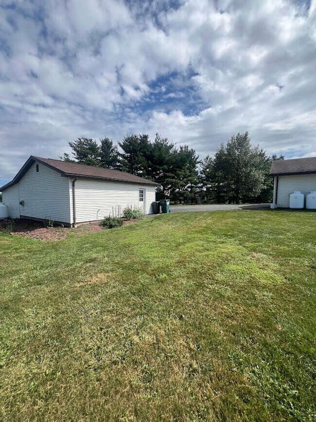 Building Photo - 3 Bedroom Home on 3 Acres