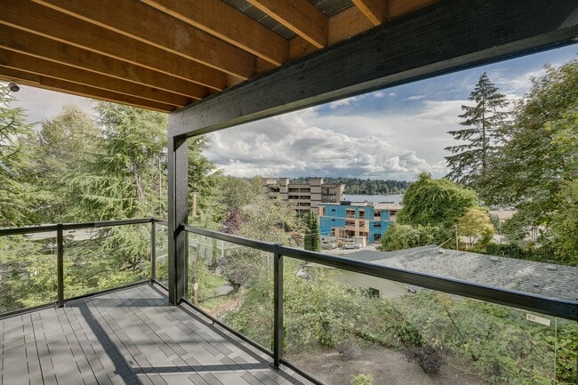 Building Photo - Stunning 5 Bedroom Juanita Bay Home For Rent!