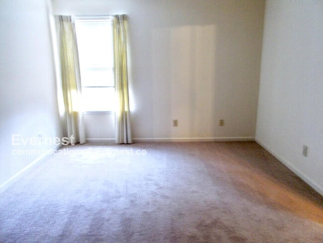 Building Photo - 105K Stratford Dr