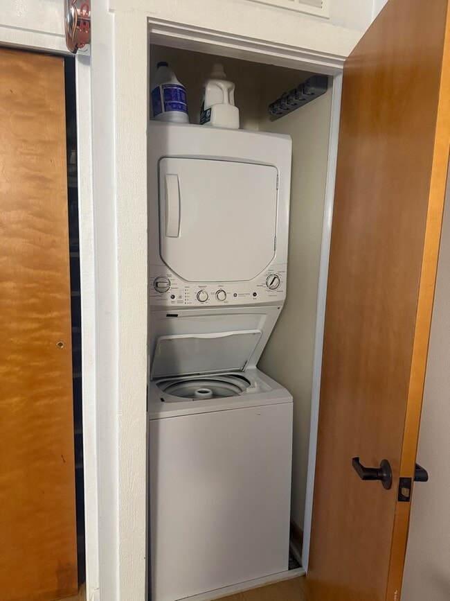 Building Photo - Ground Level Ponds Studio - Partially Furn...