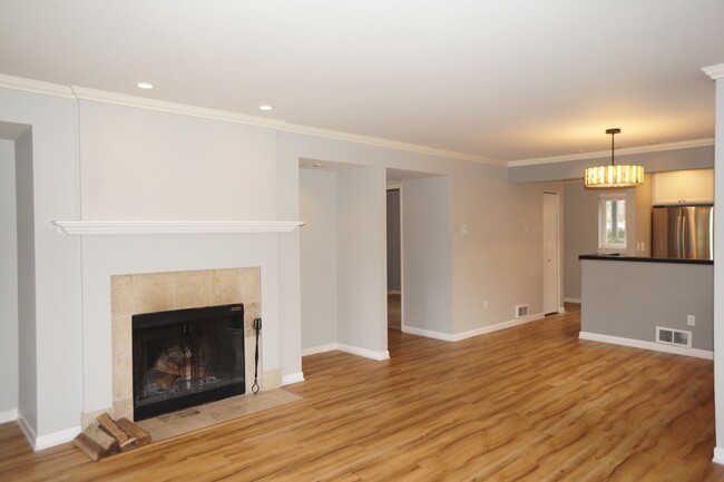 Building Photo - S. Landing 2 bedroom condo with Willamette...