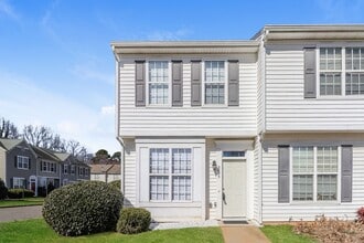 Building Photo - Two Bedroom 2.5 Bathroom Townhouse Available!