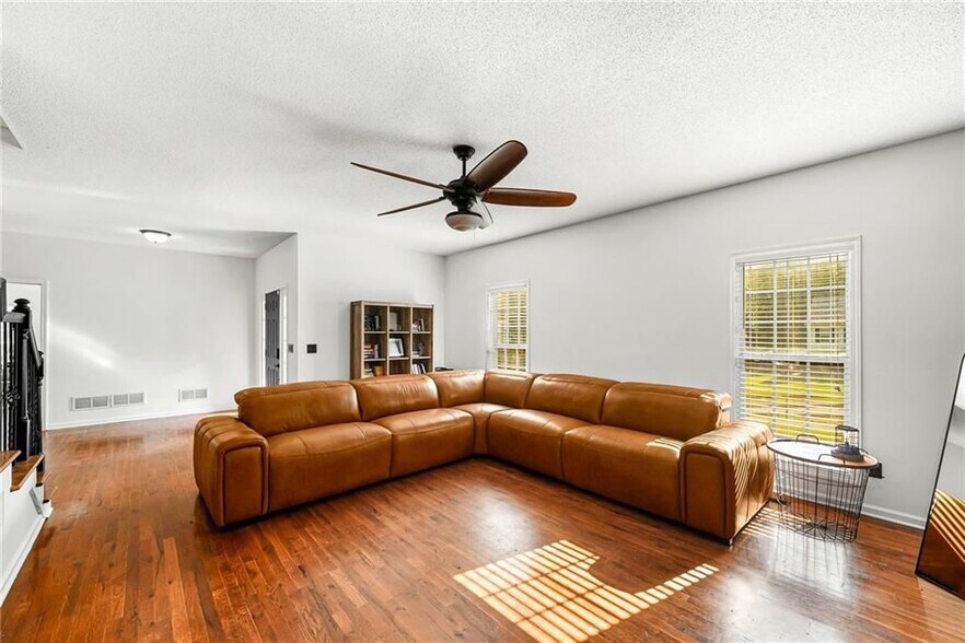Building Photo - 176 Oak Leaf Dr