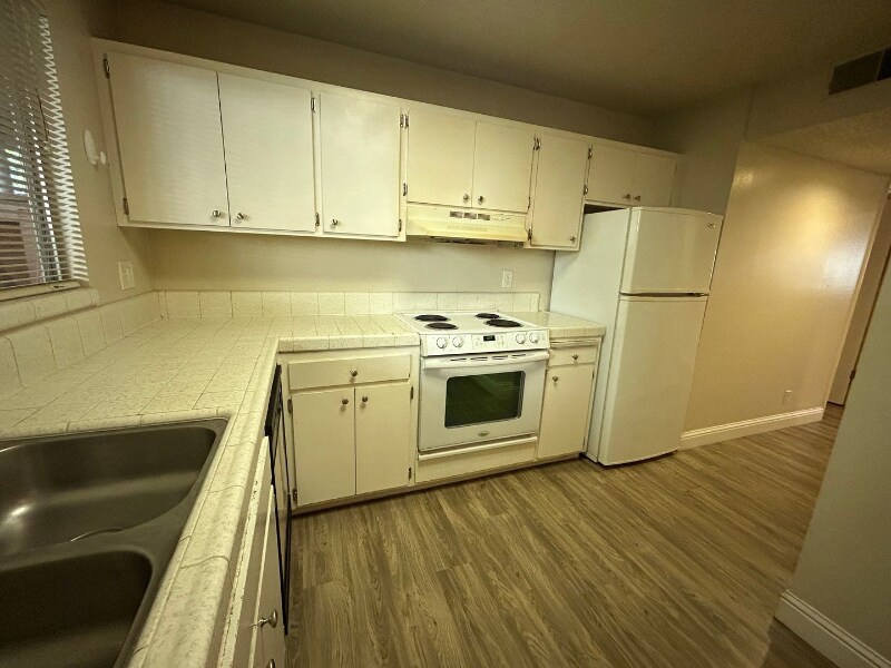 Building Photo - 316 W 4th Ave