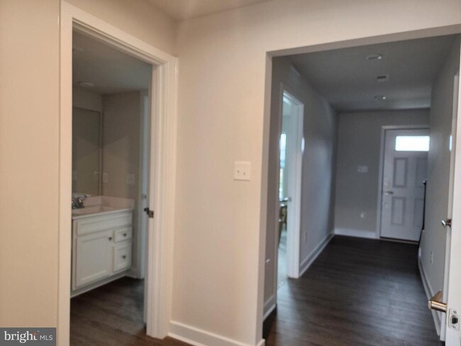 Building Photo - 321 E Cochran St