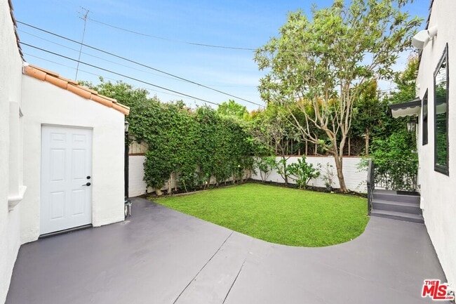 Building Photo - 260 S La Peer Dr