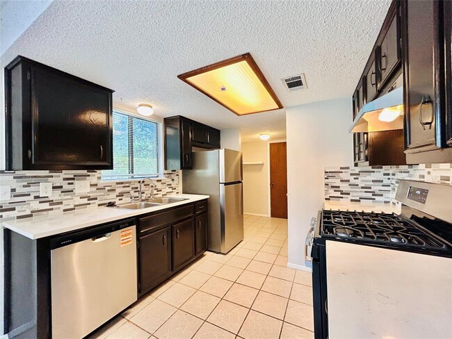 Building Photo - 7001 Winedale Dr